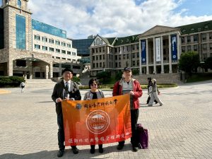 運動休閒與餐旅管理研究所代表團於漢陽大學首爾校區合影。