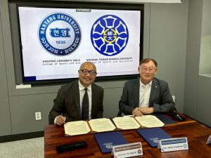 休旅所林伯修所長代表運動與休閒學院與漢陽大學藝體能學院Bum-Young Park院長完成院級MOU、學生合作協議簽署後合影。